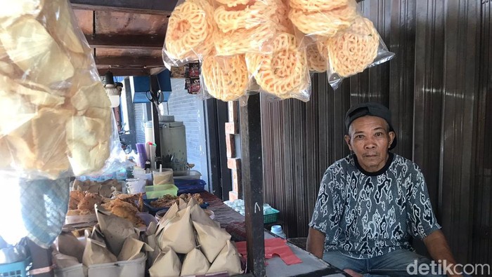 Pedagang nasi di kawasan Stadion Mandala Krida, Purwanto (67), mengaku tak dapat untung dari penjualan nasi lantaran harga beras yang tak kunjung turun, Kamis (12/10/2023).