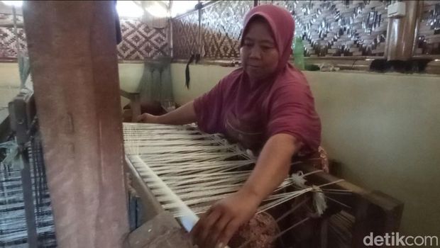 Pelaku usaha kerajinan anyaman mendong di Kelurahan Singkup Kecamatan Purbaratu Kota Tasikmalaya tengah tekun bekerja.