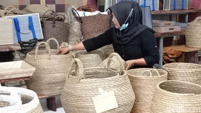 Pelaku usaha kerajinan anyaman mendong di Kelurahan Singkup Kecamatan Purbaratu Kota Tasikmalaya tengah tekun bekerja.