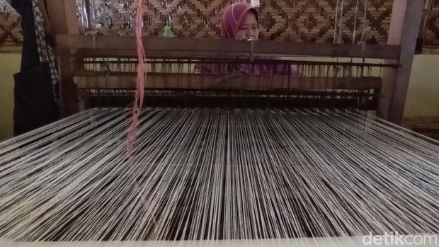 Pelaku usaha kerajinan anyaman mendong di Kelurahan Singkup Kecamatan Purbaratu Kota Tasikmalaya tengah tekun bekerja.