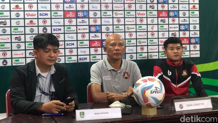 Pelatih Kepala Sada Sumut FC, Suharto AD didampingi Kevin Armedya dalam jumpa pers dengan awak media di Padang, Kamis (12/10/2023). (Foto: M. Afdal Afrianto)