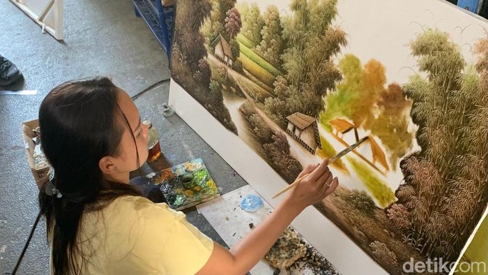 Pelukis di Budiman Art Gallery di Kampung Jelekong, Kabupaten Bandung.