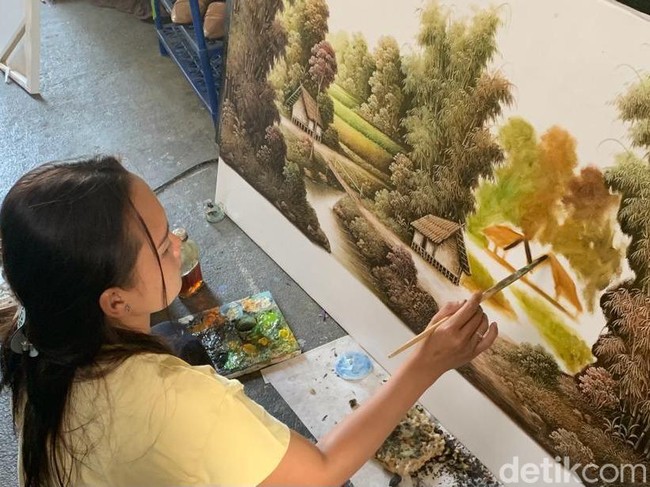 Pelukis di Budiman Art Gallery di Kampung Jelekong, Kabupaten Bandung.