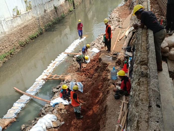 Pembangunan tanggul Kali Baru di Hek Ciracas dan di Kramat Jati, Jakarta Timur. (Dokumentasi Dinas SDA DKI)