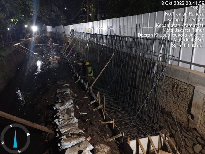 Pembangunan tanggul Kali Baru di Hek Ciracas dan di Kramat Jati, Jakarta Timur. (Dokumentasi Dinas SDA DKI)