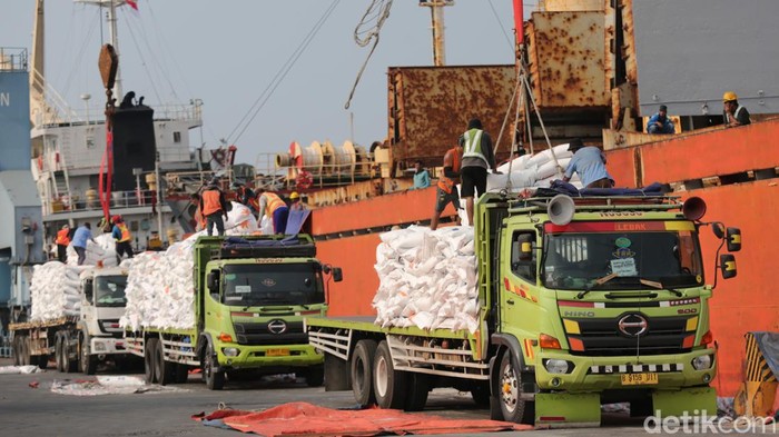 Penampakan 24.000 Ton Beras Impor Vietnam Tiba di Priok Penampakan 24.000 Ton Beras Impor Vietnam Tiba di Priok