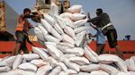 Penampakan 24.000 Ton Beras Impor Vietnam Tiba di Priok