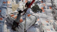 Guna menstabilkan harga beras di pasaran ini, Bulog siap menerima tambahan kuota penugasan impor dari pemerintah untuk memperkuat stok Cadangan Beras Pemerintah (CBP) dan akan melaksanakan penugasan tersebut secara maksimal demi kepentingan rakyat banyak.