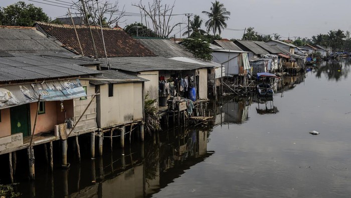 Suasana pemukiman kumuh di Kronjo, Kabupaten Tangerang, Banten, Kamis (12/10/2023). Pemerintah Provinsi Banten telah menangani 109,42 hektar kawasan kumuh di Banten menjadi kawasan perumahan rakyat layak huni untuk tahun 2023 dari total keseluruhan sekitar 360 hektar. ANTARA FOTO/Muhammad Bagus Khoirunas/YU