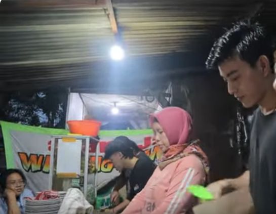 Penjual Pecel Lamongan Ini Bikin Pembeli Salah Fokus karena Ketampanannya