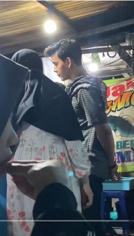 Penjual Pecel Lamongan Ini Bikin Pembeli Salah Fokus karena Ketampanannya