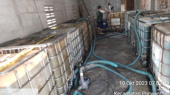 Penyegelan gudang solar ilegal di Wonogiri, Kamis (12/10/2023)