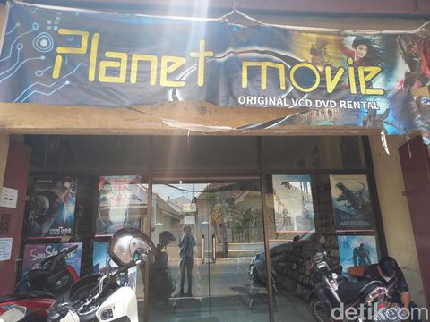 Persewaan DVD Planet Movie di Jalan Juanda, Kelurahan Purwodiningratan, Kecamatan Jebres, Kota Solo, Kamis (12/10/2023).
