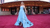 Swift tiba di acara tersebut mengenakan sebuah gaun biru yang didesain oleh Oscar De La Renta. Rambutnya yang panjang ditata menjadi lebih pendek a la vintage.  