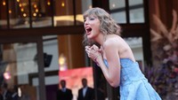 Taylor Swift mengejutkan para penggemarnya ketika menghadiri acara gala premiere film The Eras Tour di AMC Theatre, Los Angeles, pada Rabu (11/10) waktu setempat.