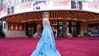 Taylor Swift sebelumnya mengumumkan film The Eras Tour akan serentak tayang pada 13 Oktober 2023 di Amerika Serikat dan berbagai negara lainnya di dunia.  