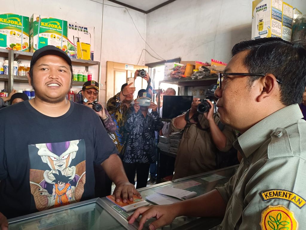 Plt Menteri Pertanian Arief Prasetyo Adi mengecek stok pupuk di beberapa kios di Karawang, Jawa Barat. CNBC Indonesia/ Martyasari Rizky