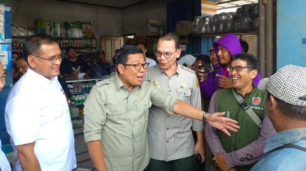 Plt Menteri Pertanian Arief Prasetyo Adi mengecek stok pupuk di beberapa kios di Karawang, Jawa Barat. CNBC Indonesia/ Martyasari Rizky