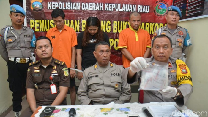 Polisi menangkap sepasang kekasih yang menjadi pengedar ekstasi demi modal nikah di Batam. (Alamudin Hamapu/detikSumut))