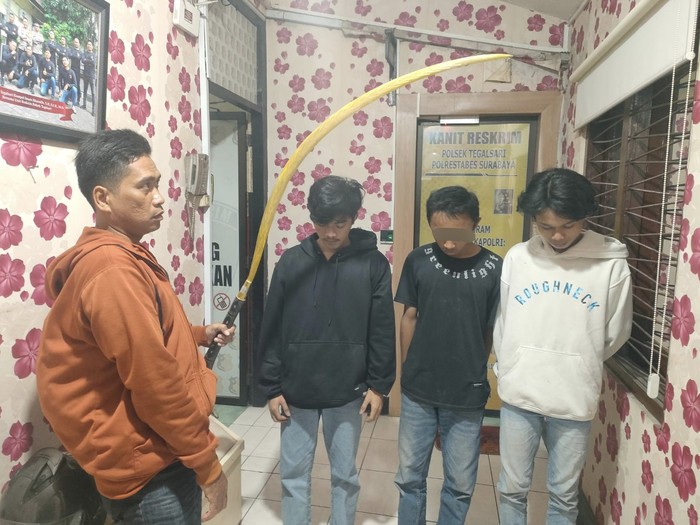 polisi sita celurit besar dari gangster