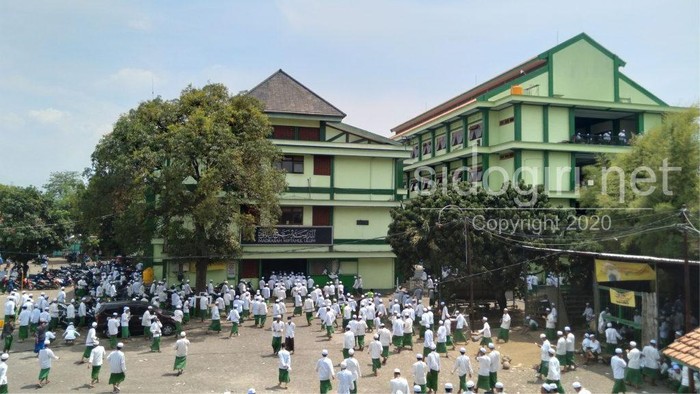 Pondok Pesantren (Ponpes) Sidogiri dinobatkan sebagai pondok pesantren tertua di Indonesia. Atau pondok pesantren pertama di Indonesia.