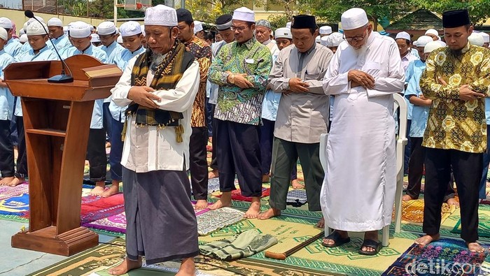 Ponpes Islam Al-Mukmin, Ngruki, Sukoharjo, menggelar salat istisqa, Kamis (12/10/2023). Salah satu pendiri ponpes, Abu Bakar Baasyir, turut mengikuti salat istisqa.