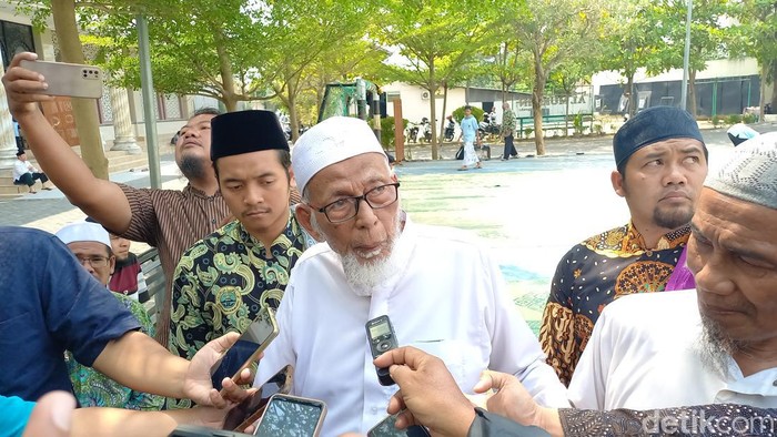 Ponpes Islam Al-Mukmin, Ngruki, Sukoharjo, menggelar salat istisqa, Kamis (12/10/2023). Salah satu pendiri ponpes, Abu Bakar Baasyir, turut mengikuti salat istisqa.