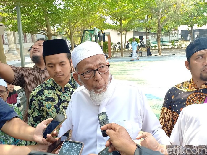 Ponpes Islam Al-Mukmin, Ngruki, Sukoharjo, menggelar salat istisqa, Kamis (12/10/2023). Salah satu pendiri ponpes, Abu Bakar Baasyir, turut mengikuti salat istisqa.