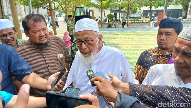 Ponpes Islam Al-Mukmin, Ngruki, Sukoharjo, menggelar salat istisqa, Kamis (12/10/2023). Salah satu pendiri ponpes, Abu Bakar Ba'asyir, turut mengikuti salat istisqa.