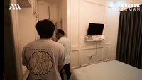 Foto: Tangkapan layar/YouTube Atta HalilintarMasih di lantai 1, terdapat kamar Bedu. Meski ukurannya tak terlalu luas, namun di dalam kamarnya dapat terbilang cukup lengkap. Ada tempat tidur, TV, kamar mandi, AC, lemari pakaian, hingga meja rias.