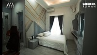 Foto: Tangkapan layar/YouTube Atta HalilintarNaik ke lantai 2, ada sebuah ruang keluarga dan 2 kamar anak. Di dalam kamar anak tersebut juga terbilang cukup lengkap, ada tempat tidur, meja belajar, TV, AC lemari pakaian, dan kamar mandi. Pada kamar anak-anak tampak lantainya menggunakan vinyl.