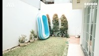 Foto: Tangkapan layar/YouTube Atta HalilintarDi taman belakang, terdapat sebuah kolam karet yang biasa digunakan anak-anaknya. Lalu terdapat juga beberapa tanaman untuk menghiasi taman tersebut.