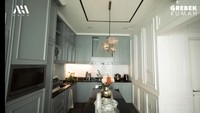 Foto: Tangkapan layar/YouTube Atta HalilintarTak jauh dari ruang keluarga, terdapat sebuah dapur yang tampak modern klasik bergaya American Style. Di dapur tersebut menggunakan kompor tanam serta terdapat lampu gantung.