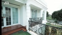 Foto: Tangkapan layar/YouTube Atta HalilintarRumah Bedu didominasi warna putih serta banyak jendela yang memungkinkan sinar matahari masuk ke dalam rumah. Sebelumnya sempat dikabarkan Bedu menjual rumahnya untuk membayar utang pinjol. Namun, ia segera membantahnya. Jual rumah betul itu kan udah dari lama. Tapi bukan karena terjerat pinjol, tegas Bedu dikutip dari detikHot, Kamis (12/10/2023).   