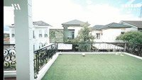 Foto: Tangkapan layar/YouTube Atta HalilintarSelanjutnya, ada bagian balkon yang cukup luas. Balkon ini dilapisi rumput sintetis dan terkadang suka dipakai anak-anak Bedu untuk bermain bola.