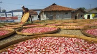 Menurut pengusaha, produksi kerupuk selama kemarau meningkat hingga 70 persen dari 100 kg per hari menjadi 170 kg per hari.  