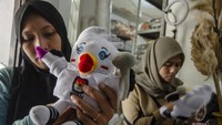 Suvenir Sura (suara rakyat) dan Sulu (suara Pemilu) yang dirilis oleh KPU seperti boneka dan gantungan kunci tersebut dijual dengan kisaran harga Rp 15 ribu hingga Rp 125 ribu per pasang.  