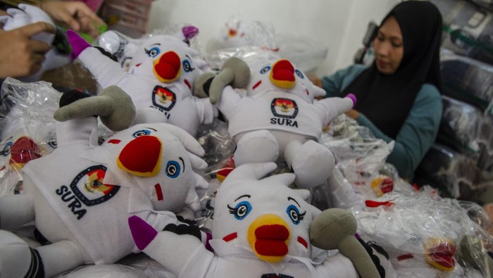Produksi suvenir maskot Pemilu 2024 Pekerja menunjukkan gantungan kunci maskot Pemilu 2024 Sura dan Sulu di Rumah Industri Konveksi Oleh-oleh Haji dan Umroh, Bandung, Jawa Barat, Kamis (12/10/2024). Suvenir Sura (suara rakyat) dan Sulu (suara Pemilu) yang dirilis oleh KPU seperti boneka dan gantungan kunci tersebut dijual dengan kisaran harga Rp15 ribu hingga Rp125 ribu per pasang yang diproduksi untuk pesanan dari wilayah Sumatera, Banten, Jakarta, Jawa Tengah hingga Jawa Timur guna memeriahkan Pemilu 2024. ANTARA FOTO/Novrian Arbi/YU
