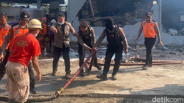 Proses penanganan kebakaran di PT Sun Paper Source. Seorang karyawan dipastikan tewas imbas kebakaran tersebut.