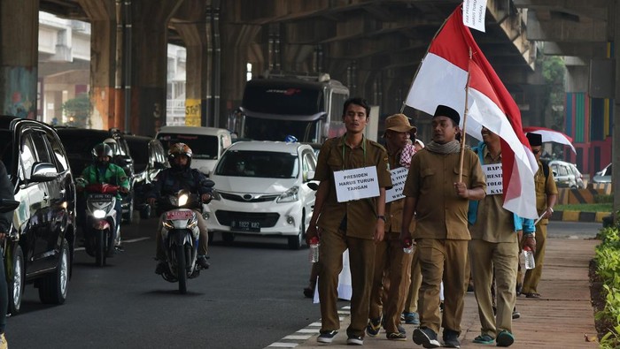 Sejumlah guru honorer dari Kabupaten Bekasi melakukan aksi jalan kaki menuju Istana Negara saat melintas di Cawang, Jakarta Timur, Kamis (12/10/2023). Aksi yang diikuti 40 guru Honorer yang tergabung dalam Forum Komunikasi Guru Honor Pendidikan Agama Islam (FKGHPAI) selama tiga hari tersebut untuk melaporkan dugaan maladministrasi di lingkungan Dinas Pendidikan Kabupaten Bekasi dengan tidak mengusulkan formasi Pegawai Pemerintah dengan Perjanjjian Kerja (PPPK) untuk pendidik mata pelajaran agama Islam. sejak tahun 2021. ANTARA FOTO/ Fakhri Hermansyah/foc.