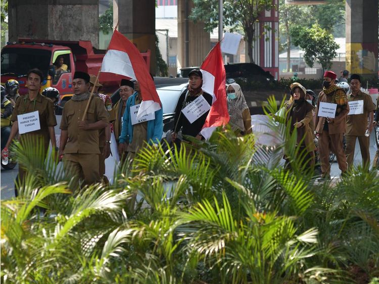Puluhan Guru Honorer Jalan Kaki dari Bekasi ke Istana Negara, Ada Apa?