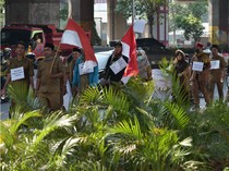 Puluhan Guru Honorer Jalan Kaki dari Bekasi ke Istana Negara, Ada Apa?