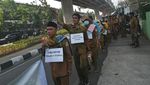 Puluhan Guru Honorer Jalan Kaki dari Bekasi ke Istana Negara, Ada Apa?