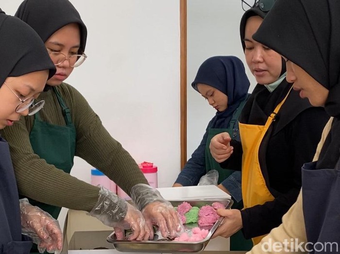 Relawan Food Bank Bandung berfoto bersama sebelum distribusi makanan di warehouse Food Bank Bandung