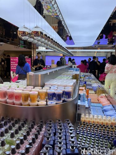 Riyanto, pemilik toko kecantikan My Bestie Riyanto, pemilik toko kecantikan My Bestie saat pembukaan gerai kedua di Gandaria City Mall, Lantai UG (12/10/2023).