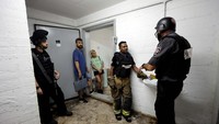 Sirine berbunyi di Ashkelon, Israel, saat rudal Hamas mampu menembus kota tersebut dan menghantam gedung-gedung.  