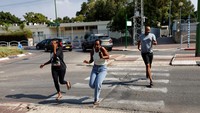 Warga Ashkelon, Israel, berlari ketakutan.  