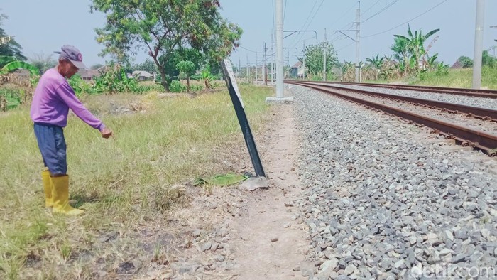 Saksi menunjukkan lokasi kejadian korban tertabrak KRL Jogja-Solo di Kalikotes, Klaten, Kamis (12/10/2023).