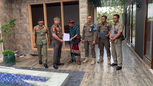 Satpol PP Jembrana melayangkan surat teguran ketiga terhadap pembangunan vila tanpa izin milik WNA di Pantai Pebuahan, Desa Banyubiru, Kecamatan Negara, Kabupaten Jembrana, Bali, Kamis (12/10/2023). (Foto: Dok. Satpol PP Jembrana)