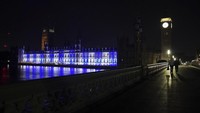 Istana Westminster menyala dengan warna bendera Israel untuk para korban dan sandera serangan Hamas, ketika jumlah korban tewas meningkat di tengah kekerasan yang sedang berlangsung di Israel dan Gaza, menyusul serangan militan Hamas pada hari Sabtu, Senin, 9 Oktober 2023. AP/Lucy North  